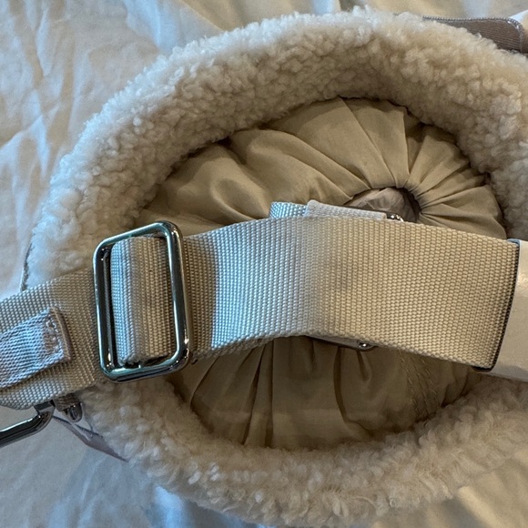 White Fleece Bucket Bag with Rabbit Design - Picture 3 of 4